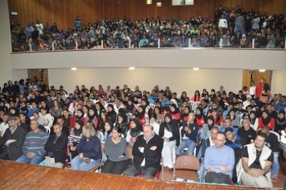 בני נוער מהאוכלוסייה הערבית בלוד בערב מגבש ומצחיק