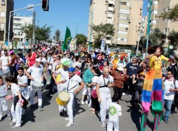מסכות, רעשנים, שירים וריקודים ב"עדלודידע" הגדולה בלוד