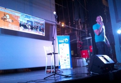 דניאל אסייג במופע קורע מצחוק ב"מלודיקה-קפה וחברים" בלוד