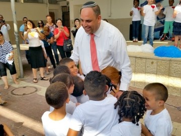 בשורה להורים בלוד: צהרונים בגנים ויום חינוך ארוך בבתיה"ס היסודיים