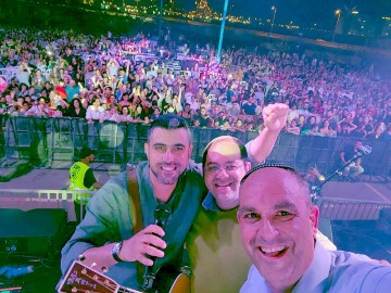 הזמר ישי ריבו הקפיץ את אלפי תושבי לוד בהופעת ענק