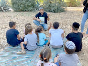 בחורשה של גני יער בלוד: הילדים מתכוננים לבואם של הציפורים