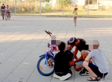 היחידה להתנדבות בלוד חיברה בין ילדים לנוער שלימדו אותם רכיבה על אופניים