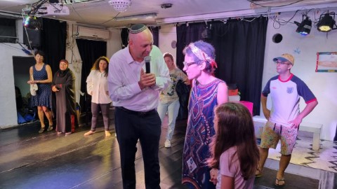 לאחר חודשי שיקום בריאותי: מנהלת "המרכז לתיאטרון לוד" חזרה להופעה בעיר