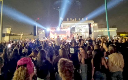 הזמר עדן חסון פתח את עונת הקיץ בהופעה בלוד