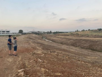 החלו עבודות לשיקום נחל גזר העובר בלוד וניקיון השטח שמסביבו