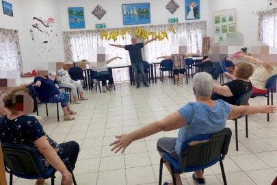 מנכ"ל חברת 'סאן ריידר' מלוד העביר סדנת התעמלות במועדון קשישים בגני אביב