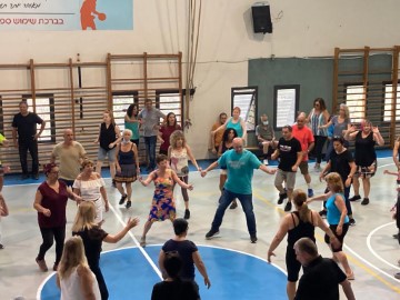 חוג ריקודי עם בגני אביב בהדרכת דני נוה
