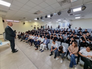 אוזן קשבת למען עתידם: יאיר רביבו נפגש עם הנוער הערבי בתיכון אורט בשכונת הרכבת