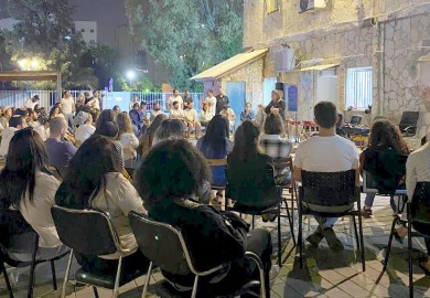 ערב 'שרים, זוכרים ומספרים' ליום הזיכרון במרכז הצעירים בלוד