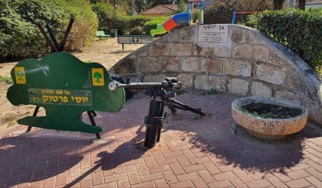 שבוע לפני יום הזיכרון לחללי מערכות ישראל: משטרת לוד עצרה חשודים בגניבת המקלע מאנדרטת החייל יוסי פרטוק הי"ד