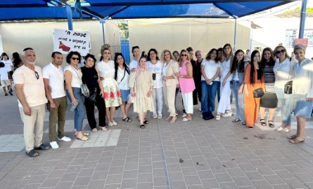 מאות בשוק האיכרים המסורתי של בי"ס "גני יער" בלוד