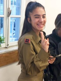 רגע של אור: אות הרמטכ"ל ביום העצמאות לקצינה המצטיינת מלוד