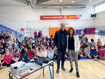 קפטנית נבחרת ישראל בכדורסל לשעבר לימור מזרחי הגיעה להרצות בפני תלמידות בלוד