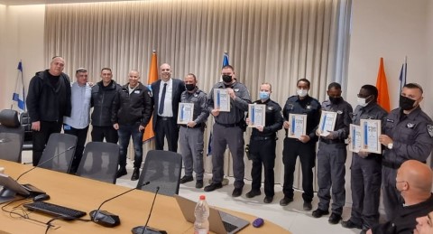 תעודות הוקרה לתשעה שוטרים ופקחים בלוד על לכידת שב"ח עם נשק בלתי חוקי