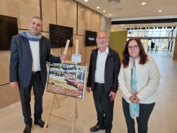 תערוכת צילומים מרהיבה המעניקה זווית על החיים בעיר לוד נפתחה בלובי בית העירייה