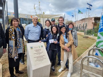 ידידי קק"ל מהולנד תרמו וחנכו גן משחקים בחזית מוזיאון הפסיפס בלוד