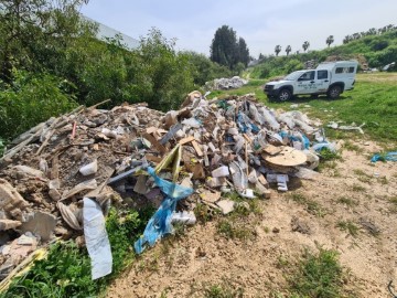 עיריית לוד נלחמת בהשלכה פיראטית של פסולת בניין בשטח פתוח