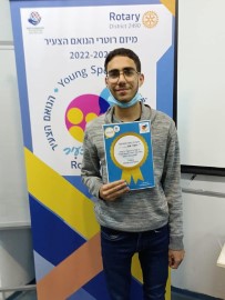 עוז דבח מתיכון דרכא לוד זכה במקום הראשון בתחרות המחוזית של "הנואם הצעיר" באנגלית