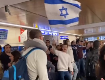 ראש הממשלה שיתף סרטון של תושבי לוד מקבלים את הפליטים בנתב"ג