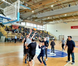 הפנינג עליז לקראת פורים: משחקי כדורסל וקט-רגל בין המורים לתלמידים של ביה"ס "נעם נריה" בלוד