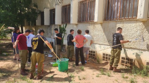 מבצע צביעה בבית הספר "לוי אשכול" בשיתוף פעולה עם תלמידי בית הספר ועם חיילי צה"ל