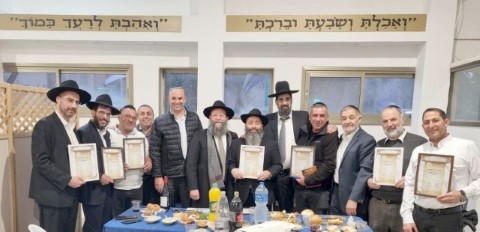 תעודות למשגיחי הכשרות בלוד שנבחנו ברבנות הראשית לישראל בהצלחה