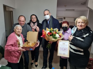 חגגה יום הולדת 100 והופתעה ע"י ראש העיר לוד עם עוגה, בלונים וצרור ברכות