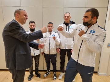 מכת מחץ: יאיר רביבו פגש את המתאגרפים מלוד שהביאו הישגים וכבוד ספורטאי לעיר