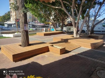 מחדשים את כיכר קומנדו: הותקנו במות דק לישיבה מוצלת והופעות