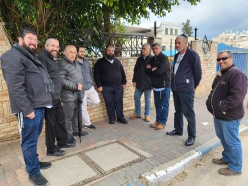 יורדים לשטח: חברי הוועד החדש בקהילת חב"ד בלוד בסיור עם גורמי העירייה
