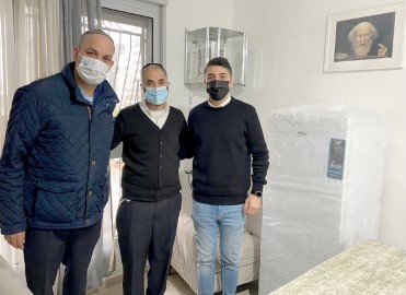 אהבת חינם: תושב לוד העניק מקפיא במתנה למשפחה חרדית מגני איילון ששריפה פרצה בביתם