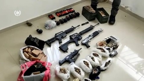 הלחץ שמפעיל ראש העיר יאיר רביבו לטיפול בפשיעה בחברה הערבית נושא פרי:  מצבור ענק: 21 רימונים ו-4 נשקים נתפסו בדירה בלוד