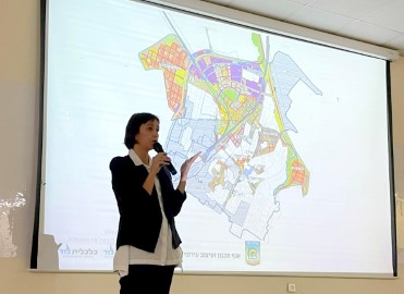 שיתוף ידע: מהנדסת העיר לוד הרצתה לתלמידי מגמת ההנדסה בתיכון אורט למדעים הערבי בעיר