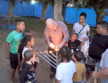 עם חנוכייה וסופגניות: הגינה הקהילתית ברחוב נתן שוורץ בלוד נחנכה בחנוכה